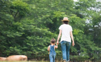 Mindful walking for mothers